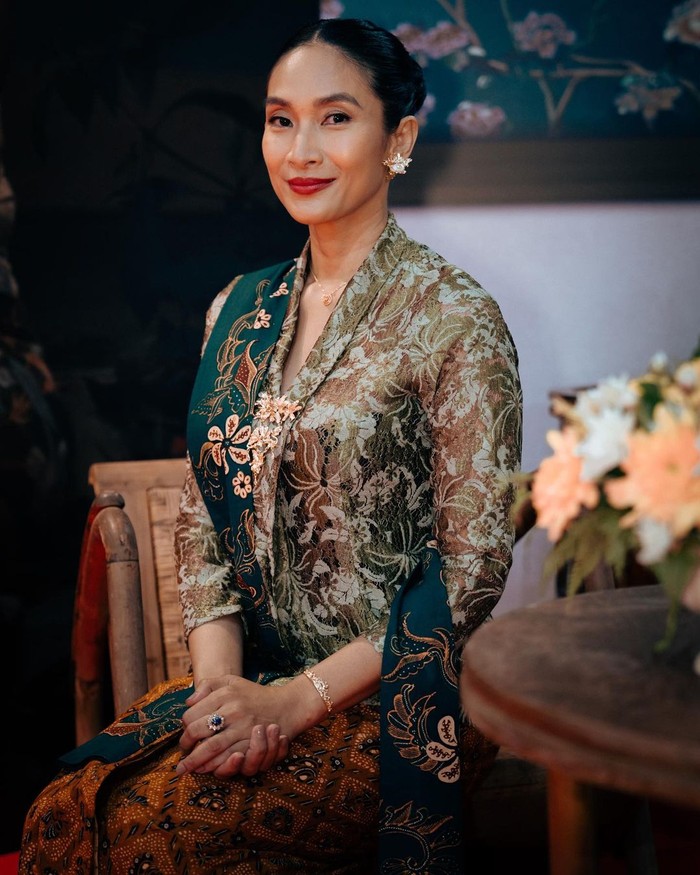 10 Potret Manis Kulineran Happy Salma Bareng Keluarga dan Sahabat