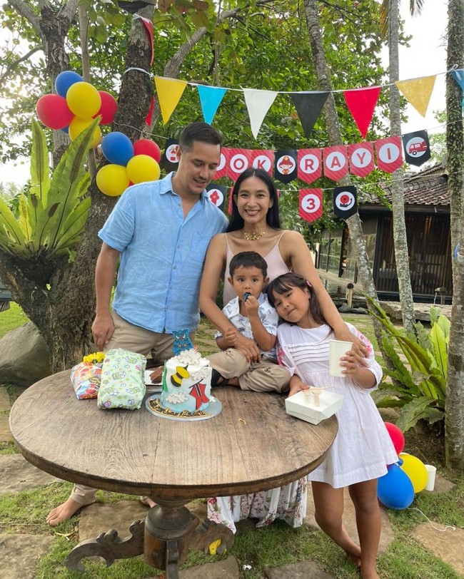 Tjok Gus diketahui merupakan pria bangsawan keturunan raja Bali. Ayahnya adalah Tjokorda Kertayasa yang merupakan raja Puri Ubud dan mantan anggota DPRD Bali dari partai Golkar. Sedangkan ibu Tjok Gus berasal dari Australia. Foto: Instagram @happysalma Foto: Instagram happysalma