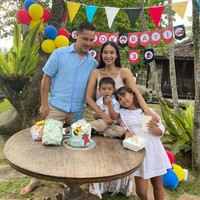 Tjok Gus diketahui merupakan pria bangsawan keturunan raja Bali. Ayahnya adalah Tjokorda Kertayasa yang merupakan raja Puri Ubud dan mantan anggota DPRD Bali dari partai Golkar. Sedangkan ibu Tjok Gus berasal dari Australia. Foto: Instagram @happysalma Foto: Instagram happysalma