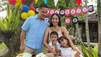 Potret kompak Happy Salma dan keluarga kecilnya saat merayakan ulang tahun sang anak, Tjok Rai. Mereka terlihat kompak menghabiskan waktu bahagia bersama. 