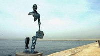 Kalau ini foto patung yang berjudul The Traveller. Berada di tepi jalan Marseilles, Prancis, uniknya karya ini setengah badannya seperti menghilang. Loh kok bisa. Foto: Istimewa