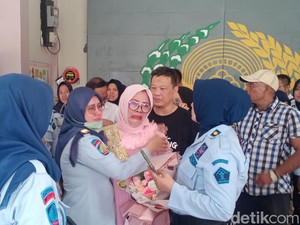 Adik Mentan SYL Sujud Syukur Usai Bebas Bersyarat dari Lapas Sungguminasa
