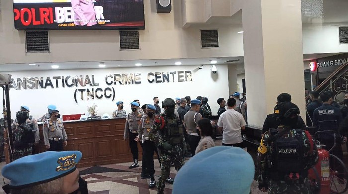 Aggota brimob bentak wartawan saat liput sidang etik Ferdy Sambo
