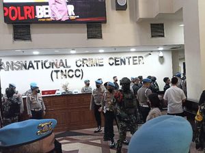 Momen Anggota Brimob Bentak Wartawan saat Sidang Etik Ferdy Sambo