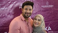Ammar Zoni lebih banyak mengembangkan bisnis bersama Irish Bella. Irish Bella dan Ammar tersenyum semringah berbagi cerita soal kelahiran anak kedua mereka. Foto: Palevi S/detikFoto