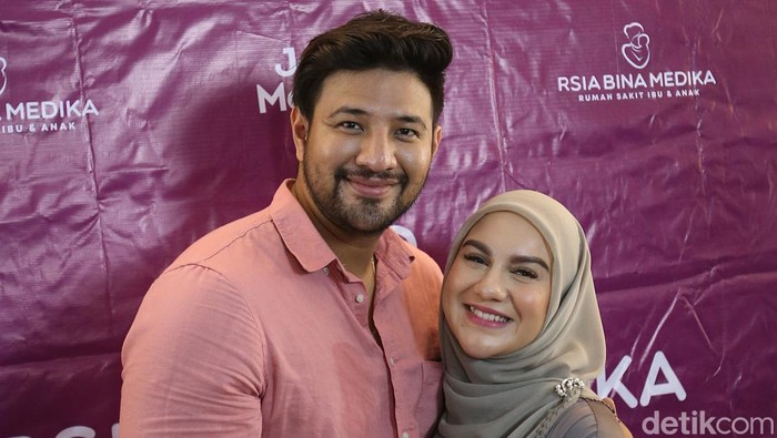 Ammar Zoni dan Irish Bella saat ditemui di kawasan Bintaro.
