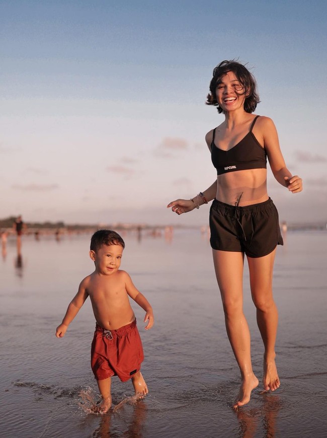 Andien tampil natural mengenakan two pieces sportswear yang memperlihatkan dengan jelas bentuk tubuhnya. Salah satu yang berhasil bikin salfok adalah bentuk perutnya yang tetap terlihat langsing dan kencang. Foto: Instagram/@andienaisyah