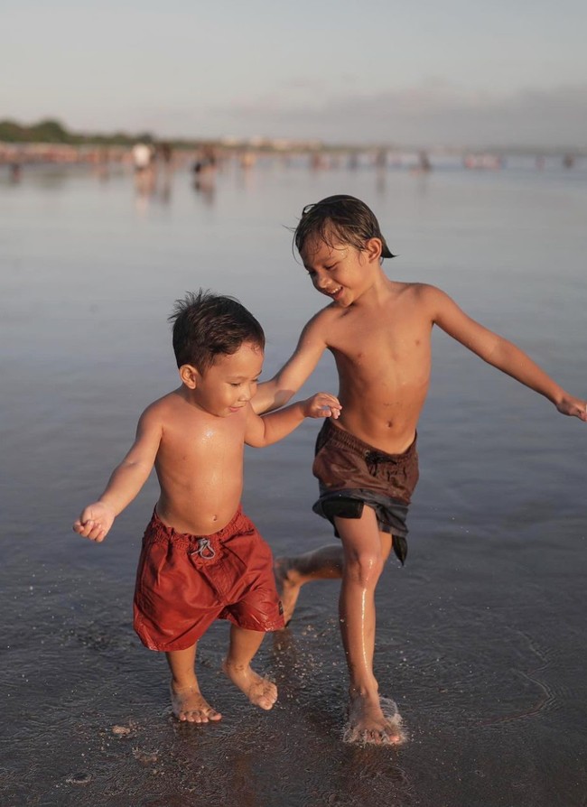 Sejak menikah pada April 2015, Andien memang telah dikaruniai 2 orang putra bernama Kawa dan Tabi. Namun walaupun sudah memiliki 2 putra penampilan Andien masih tak kalah dari para wanita yang berusia lebih muda darinya. Foto: Instagram/@andienaisyah