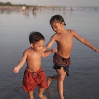 Sejak menikah pada April 2015, Andien memang telah dikaruniai 2 orang putra bernama Kawa dan Tabi. Namun walaupun sudah memiliki 2 putra penampilan Andien masih tak kalah dari para wanita yang berusia lebih muda darinya. Foto: Instagram/@andienaisyah