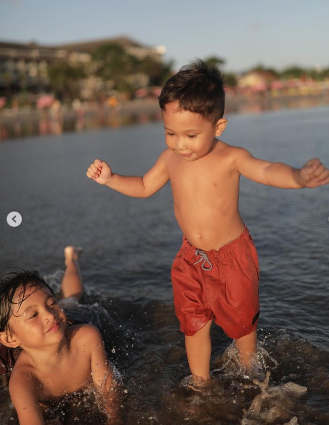 Asik bermain di pantai bersama kedua orangtuanya, Kawa dan Tabi tampak begitu senang. Keduanya pun terlihat akur dan kompak bermain bersama. Foto: Instagram/@andienaisyah
