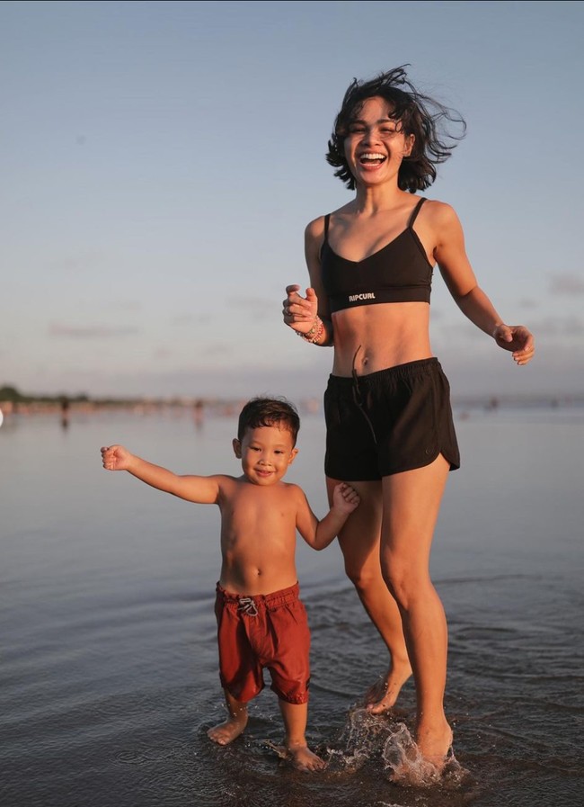 Andien Aisyah sendiri dikenal sebagai salah satu selebriti tanah air yang memiliki gaya hidup sehat. Dirinya juga rajin berolahraga, sehingga tak heran di usianya yang sudah 37 tahun, bentuk tubuhnya masih bagus dan seringkali bikin iri. Foto: Instagram/@andienaisyah