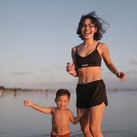 Andien Aisyah sendiri dikenal sebagai salah satu selebriti tanah air yang memiliki gaya hidup sehat. Dirinya juga rajin berolahraga, sehingga tak heran di usianya yang sudah 37 tahun, bentuk tubuhnya masih bagus dan seringkali bikin iri. Foto: Instagram/@andienaisyah