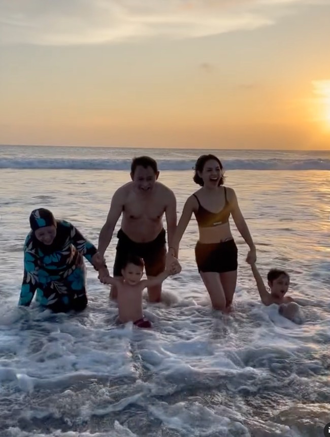 Melihat foto-foto unggahan Andien beberapa netizen berhasil dibuat salfok dan mengomentari bentuk perutnya. “duhhh perutnya bikin iriiii. Happy birthday kak andien,” komentar salah seorang netizen. Foto: Instagram/@andienaisyah