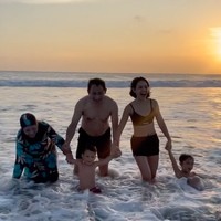 Melihat foto-foto unggahan Andien beberapa netizen berhasil dibuat salfok dan mengomentari bentuk perutnya. “duhhh perutnya bikin iriiii. Happy birthday kak andien,” komentar salah seorang netizen. Foto: Instagram/@andienaisyah