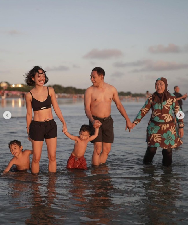 Berpose bergandengan bersama, keluarga kecil Andien itu tampak begitu harmonis. Andien sendiri tampaknya masih cocok menjadi remaja jika melihat dari bentuk tubuhnya, bagaimana menurutmu? Foto: Instagram/@andienaisyah