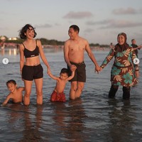 Berpose bergandengan bersama, keluarga kecil Andien itu tampak begitu harmonis. Andien sendiri tampaknya masih cocok menjadi remaja jika melihat dari bentuk tubuhnya, bagaimana menurutmu? Foto: Instagram/@andienaisyah