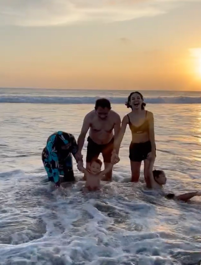 Melalui akun Instagramnya, Andien Aisyah tampak membagikan momen keseruan dirinya bersama suami dan anak-anaknya saat bermain di pantai. Foto-foto tersebut diunggah bertepatan dengan hari ulang tahunnya yang ke-37 pada 25 Agustus 2022. Foto: Instagram/@andienaisyah