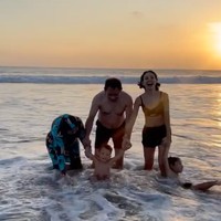 Melalui akun Instagramnya, Andien Aisyah tampak membagikan momen keseruan dirinya bersama suami dan anak-anaknya saat bermain di pantai. Foto-foto tersebut diunggah bertepatan dengan hari ulang tahunnya yang ke-37 pada 25 Agustus 2022. Foto: Instagram/@andienaisyah
