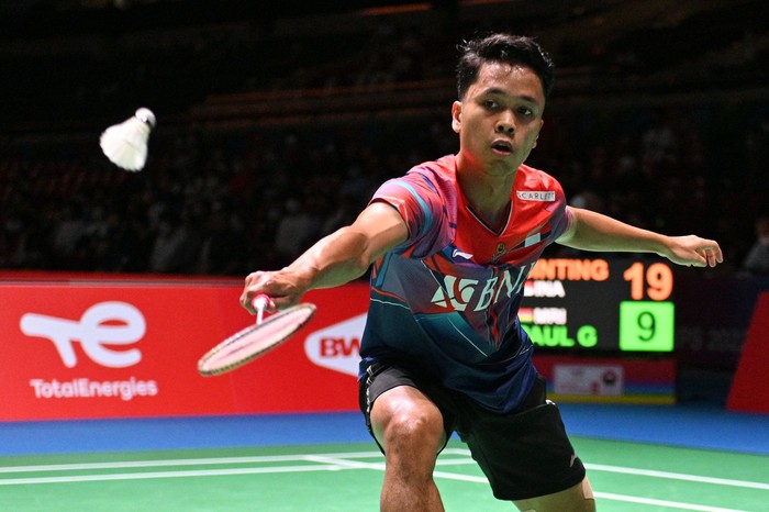 Anthony Sinisuka Ginting of Indonesia hits a return against Georges Julien Paul of Mauritius during their mens singles match on day two of the Badminton World Championships in Tokyo on August 23, 2022. (Photo by Kazuhiro NOGI / AFP) (Photo by KAZUHIRO NOGI/AFP via Getty Images)