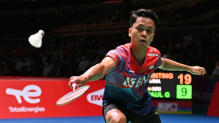 Anthony Sinisuka Ginting of Indonesia hits a return against Georges Julien Paul of Mauritius during their mens singles match on day two of the Badminton World Championships in Tokyo on August 23, 2022. (Photo by Kazuhiro NOGI / AFP) (Photo by KAZUHIRO NOGI/AFP via Getty Images)