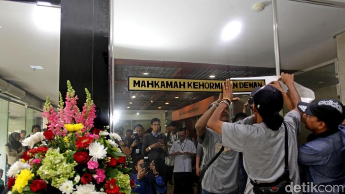 Ruangan baru Mahkamah Kehormatan Dewan MKD diresmikan. Peresmian dilakukan oleh Ketua DPR Ade Komarudin di Komplek Parlemen, Jakarta, Kamis 2872016.