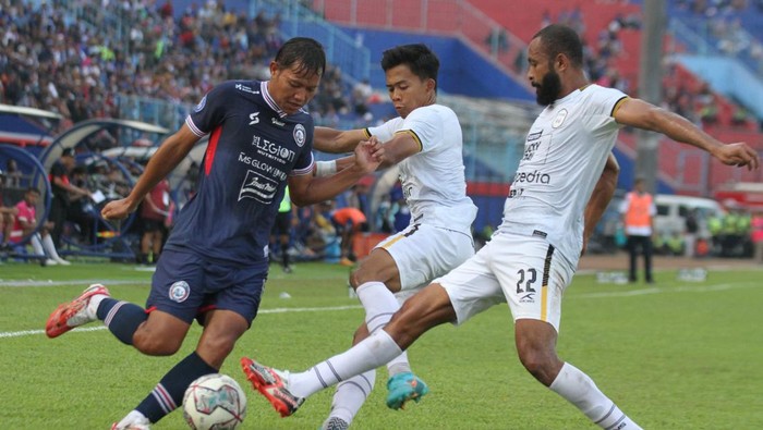 Pesepak bola Arema FC Adam Alis (kiri) berusaha melewati hadangan dua pesepak bola Rans Nusantara FC dalam pertandingan BRI Liga 1 di Stadion Kanjuruhan, Malang, Jawa Timur, Rabu (24/8/2022). Arema menang atas Rans Nusantara dengan skor akhir 4-2. ANTARA FOTO/Ari Bowo Sucipto/aww.