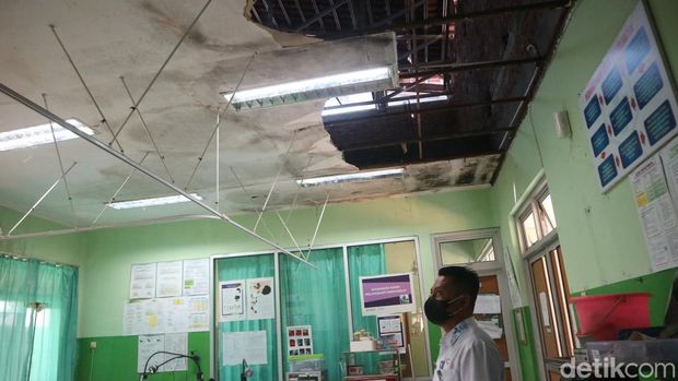 Atap UPT Puskesmas Sidorekso Kudus rusak parah, Kamis (25/8/2022).