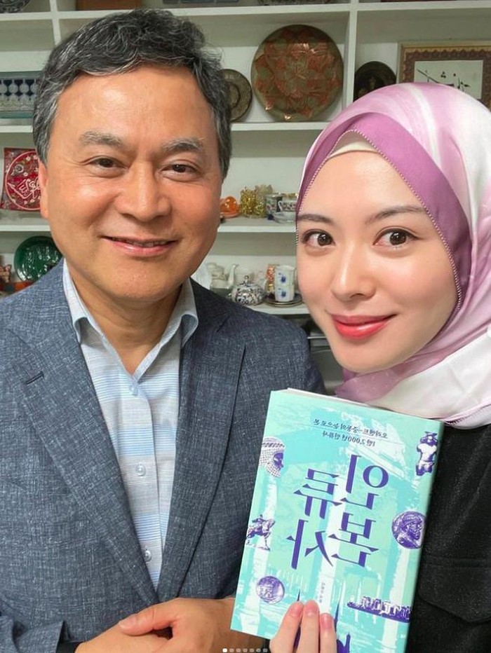 Ayana Moon tampil dengan hijab.