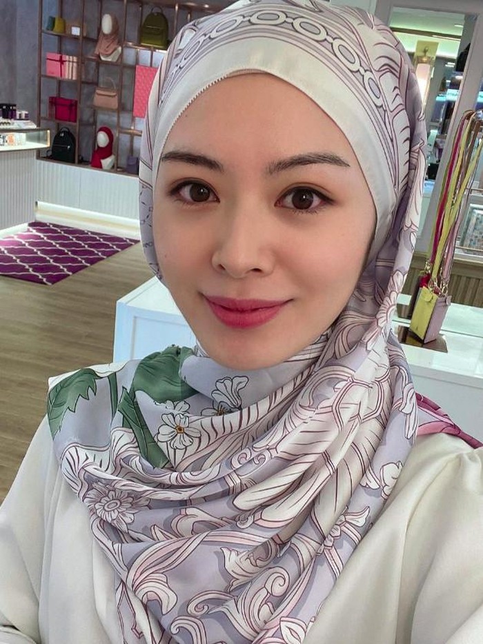 Ayana Moon Ayana Moon tampil dengan hijab.