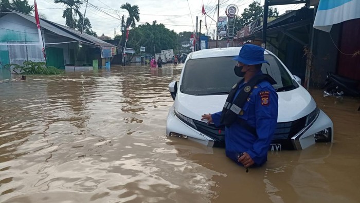Banjir dan tanah longsor terjadi di Kota Balikpapan, Kalimantan Timur (Kaltim) dengan ketinggian air mencapai 1,5 meter.