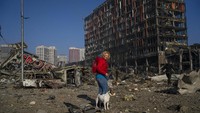 Pusat perbelanjaan di Kyiv hancur dalam invasi Rusia ke Ukraine. AP Photo/Rodrigo Abd.