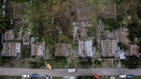 Rumah-rumah hancur setelah serangan rudal Rusia di Kramatorsk. AP Photo/David Goldma.