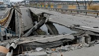 Jembatan yang menghubungkan kota Kyiv dan Bucha rusak parah. Eugene Zinchenko/Global Images Ukraine via Getty Images.