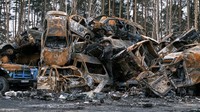 Tidak hanya bangunan, mobil warga juga hangus terbakar akibat invasi Rusia ke Ukraina. Mobil yang rusak itu ditumpuk di kawasan Irpin. Artem Gvozdkov/Global Images Ukraine via Getty Images.