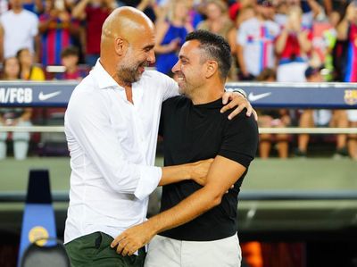 Saat Xavi dan Guardiola Berdiri Sejajar