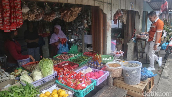 BRI Gencar Kenalkan QRIS di ke Pulau Terluar Mantri BRI, Fremar Refel Welang, mengunjungi nasabahnya di Pulau Letung, Kabupaten Kepulauan Anambas, Kepulauan Riau, Sabtu (6/8/2022). PT Bank Rakyat Indonesia (Persero) Tbk. memperluas transaksi menggunakan Quick Response Code Indonesian Standard (QRIS) ke pasar dan toko-toko kelontong di Kabupaten Kepulauan Anambas yang merupakan wilayah perbatasan RI dengan Malaysia, Singapura, dan Thailand.