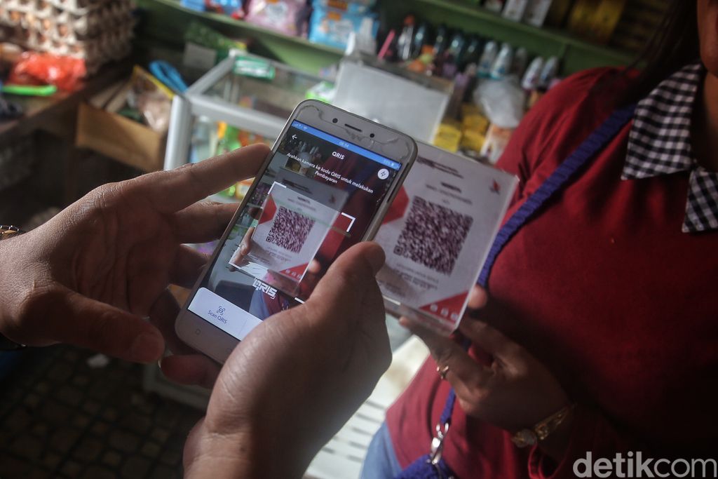 Mantri BRI, Fremar Refel Welang, mengunjungi nasabahnya di Pulau Letung, Kabupaten Kepulauan Anambas, Kepulauan Riau, Sabtu (6/8/2022). PT Bank Rakyat Indonesia (Persero) Tbk. memperluas transaksi menggunakan Quick Response Code Indonesian Standard (QRIS) ke pasar dan toko-toko kelontong di Kabupaten Kepulauan Anambas yang merupakan wilayah perbatasan RI dengan Malaysia, Singapura, dan Thailand.