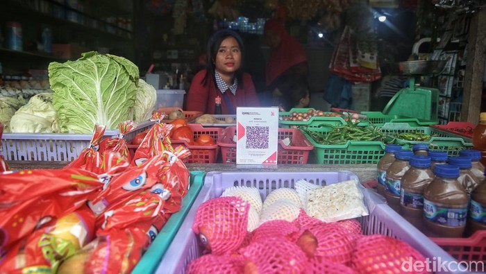 BRI Gencar Kenalkan QRIS di ke Pulau Terluar Mantri BRI, Fremar Refel Welang, mengunjungi nasabahnya di Pulau Letung, Kabupaten Kepulauan Anambas, Kepulauan Riau, Sabtu (6/8/2022). PT Bank Rakyat Indonesia (Persero) Tbk. memperluas transaksi menggunakan Quick Response Code Indonesian Standard (QRIS) ke pasar dan toko-toko kelontong di Kabupaten Kepulauan Anambas yang merupakan wilayah perbatasan RI dengan Malaysia, Singapura, dan Thailand.