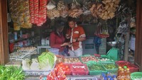 Fremar memberikan pengetahuan tentang QRIS ke nasabahnya. Dikatakannya, BRI melakukan strategi jemput bola melalui program Grebek Pasar dan Pusat Keramaian. Adapun untuk wilayah Anambas kegiatan tersebut dilakukan di antaranya di Pasar Inpres dan Pasar Ikan Tarempa.  