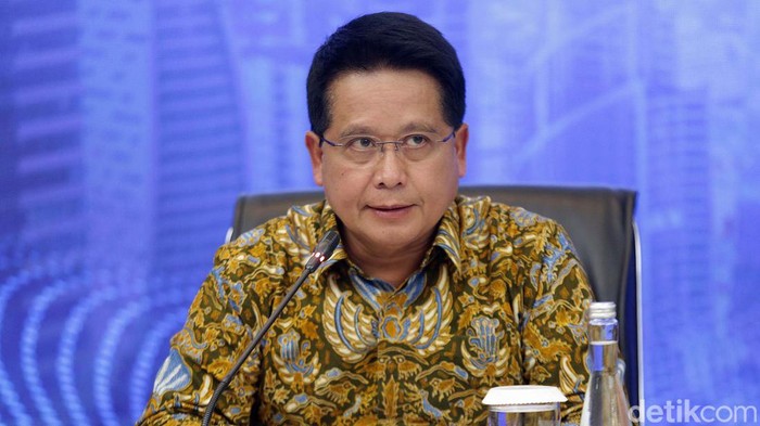 Direktur Utama BSI Hery Gunardi (tengah), Direktur Retail Banking BSI Ngatari (kiri), Direktur Information Technology BSI Achmad Syafii (dua dari kiri), Direktur Finance & Strategy BSI Ade Cahyo Nugroho (tiga dari kanan), Direktur Risk Management Tiwul Widyastuti (dua dari kanan), Direktur Compliance & Human Capital BSI Tribuana Tunggadewi (kanan) saat paparan kinerja BSI kuartal II/2022, Kamis (25/8/2022).