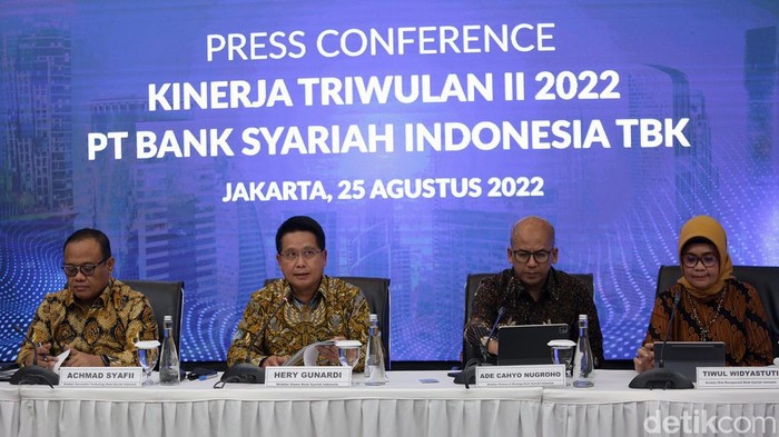 BSI Raih Laba Bersih Rp 2,13 Triliun Direktur Utama BSI Hery Gunardi (tengah), Direktur Retail Banking BSI Ngatari (kiri), Direktur Information Technology BSI Achmad Syafii (dua dari kiri), Direktur Finance & Strategy BSI Ade Cahyo Nugroho (tiga dari kanan), Direktur Risk Management Tiwul Widyastuti (dua dari kanan), Direktur Compliance & Human Capital BSI Tribuana Tunggadewi (kanan) saat paparan kinerja BSI kuartal II/2022, Kamis (25/8/2022).
