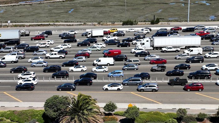 California Akan Melarang Penjualan Mobil Gas Baru Pada 2035 MILL VALLEY, CALIFORNIA - AUGUST 24: Traffic moves along Highway 101 on August 24, 2022 in Mill Valley, California. California is set to implement a plan to prohibit the sale of new gasoline-powered cars in the state by 2035 in an effort to fight climate change by transitioning to electric vehicles. (Photo by Justin Sullivan/Getty Images)