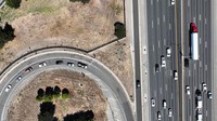 Foto udara memperlihatkan persimpangan jalan tol di California. Setelah aturan diberlakukan, California diperkirakan akan memengaruhi standar federal baru yang diharapkan akan diperkenalkan oleh Badan Perlindungan Lingkungan tahun depan.
