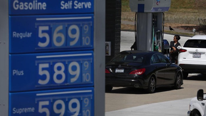 California Akan Melarang Penjualan Mobil Gas Baru Pada 2035 MILL VALLEY, CALIFORNIA - AUGUST 24: Traffic moves along Highway 101 on August 24, 2022 in Mill Valley, California. California is set to implement a plan to prohibit the sale of new gasoline-powered cars in the state by 2035 in an effort to fight climate change by transitioning to electric vehicles. (Photo by Justin Sullivan/Getty Images)