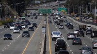 Suasana lalu-lintas di California yang padat kendaraan. Menurut aturan yang dikeluarkan oleh California Air Resources Board, semua mobil baru yang dijual pada tahun 2035, bebas dari emisi bahan bakar fosil yang bertanggung jawab atas pemanasan global.