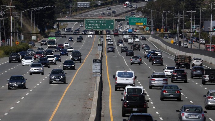 California Akan Melarang Penjualan Mobil Gas Baru Pada 2035 MILL VALLEY, CALIFORNIA - AUGUST 24: Traffic moves along Highway 101 on August 24, 2022 in Mill Valley, California. California is set to implement a plan to prohibit the sale of new gasoline-powered cars in the state by 2035 in an effort to fight climate change by transitioning to electric vehicles. (Photo by Justin Sullivan/Getty Images)