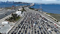Kemacetan lalu lintas terlihat di California. Larangan mobil BBM menjadi tindakan terbesar yang pernah diambil pemerintah federal terkait mengerem perubahan iklim. Pemerintah pusat akan menginvestasikan $370 miliar dalam pengeluaran dan kredit pajak untuk program energi bersih
