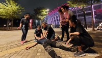 Ilustrasi CPR dilakukan dengan penekanan dada korban tentunya dengan teknik yg benar