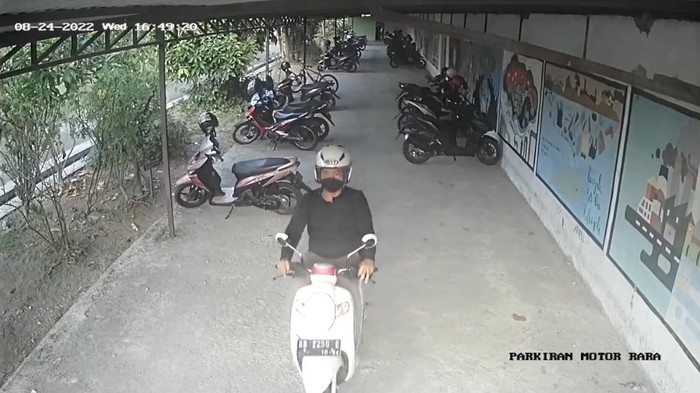 Tangkapan layar rekaman CCTV saat pencurian sepeda motor terjadi di parkiran SMA negeri di Godean, Sleman