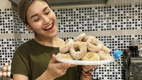 Pasangan Ussy dan Andhika Pratama pernah dijamu makan-makan oleh keluarga Ayu Ting Ting. Momen itu dibagikan melalui channel YouTube Ussy Andhika Official. Foto: YouTube
